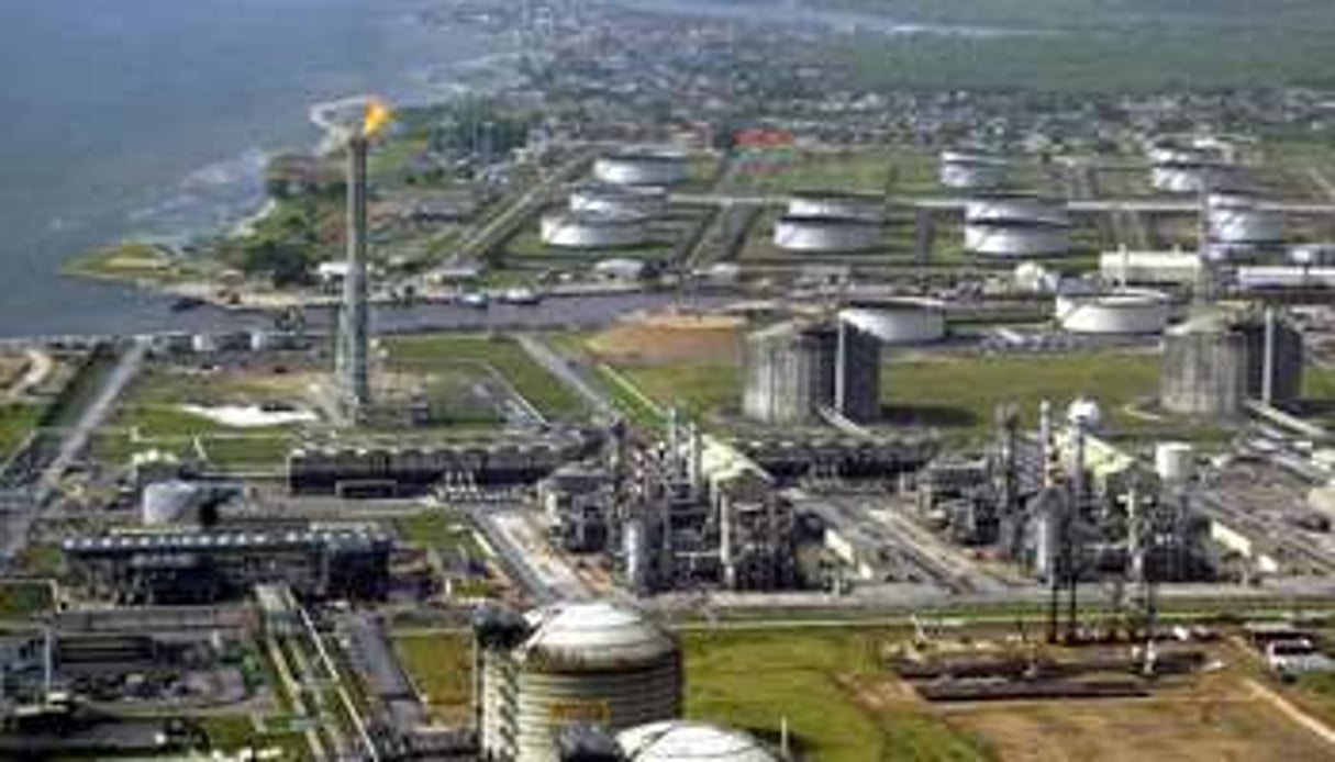 Une vue générale d’un complexe pétrolier au Nigeria, en 2005. © AFP
