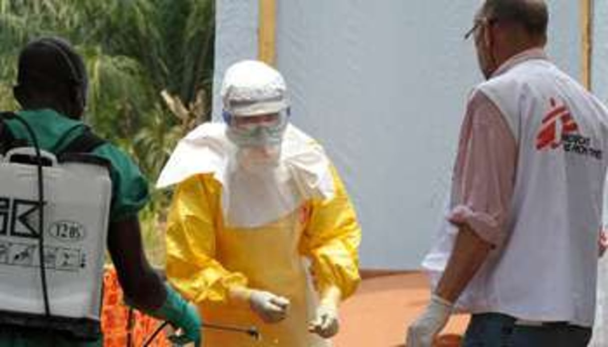 Désinfection d’un professionnel de santé de Médecins sans frontières à Guéckédou en Guinée. © AFP