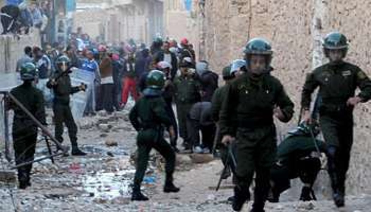 Des forces de l’ordre interviennent lors de violences communautaires à Ghardaïa, le 18 mars 2014. © AFP