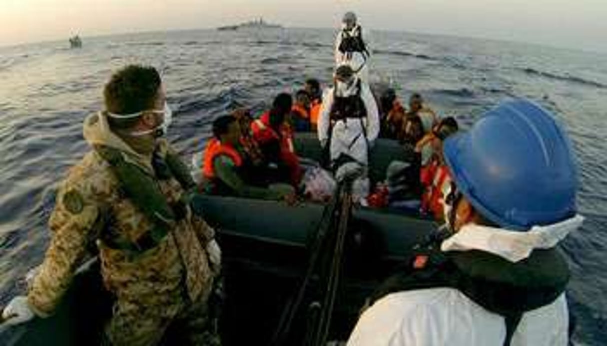 Des migrants après leur sauvetage par la marine italienne le 1er avril 2014. © AFP