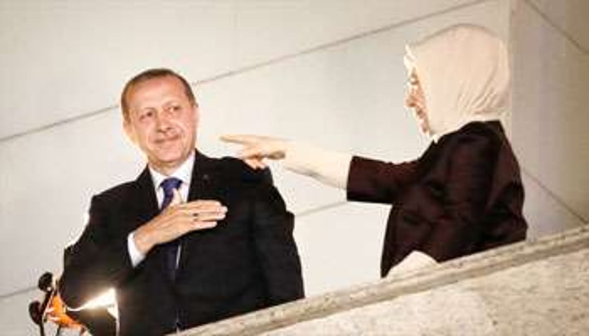 Recep Tayyip et Emine Erdogan après l’annonce des résultats à Ankara, le 31 mars. © Depo photos/AFP