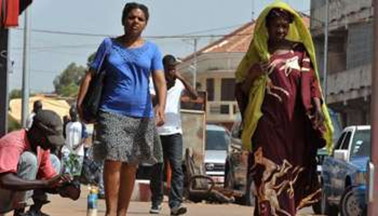 Des habitants de Bissau, la capitale, le 17 avril 2012. © Seyllou/AFP
