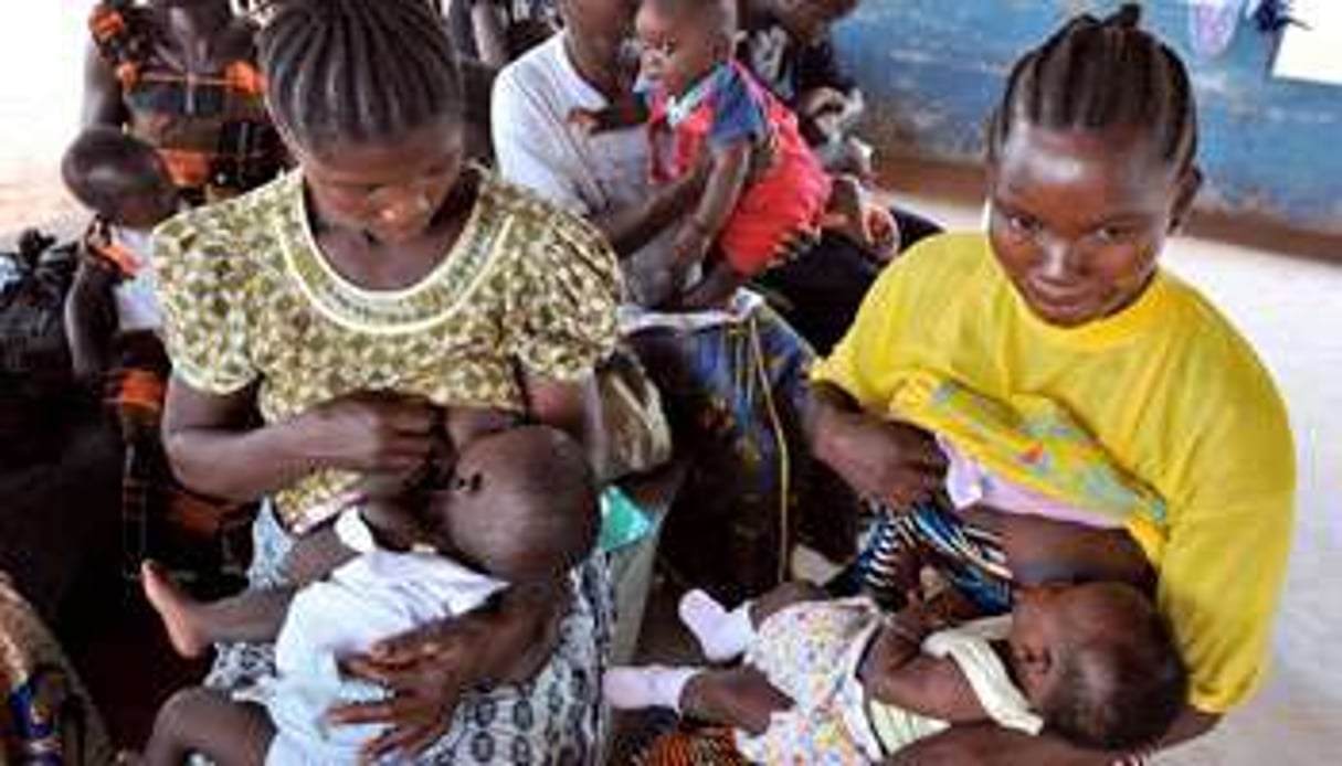 De jeunes mères nourissent leurs nouveaux-nés, au Liberia. © GEORGES GOBET / AFP
