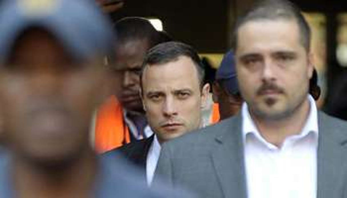 La star handisport Oscar Pistorius (centre) quitte le tribunal de Pretoria le 11 avril 2014. © AFP