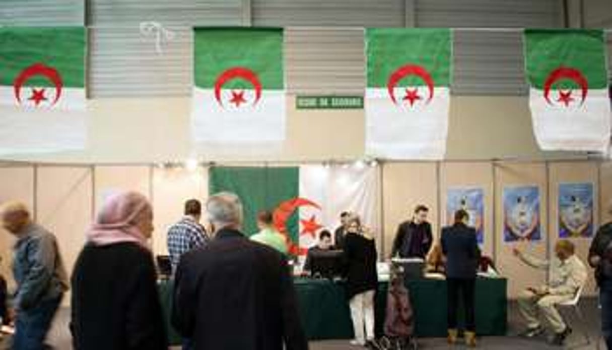 Des Algériens se préparent à voter dans un bureau installé au parc Chanot, à Marseille. © AFP