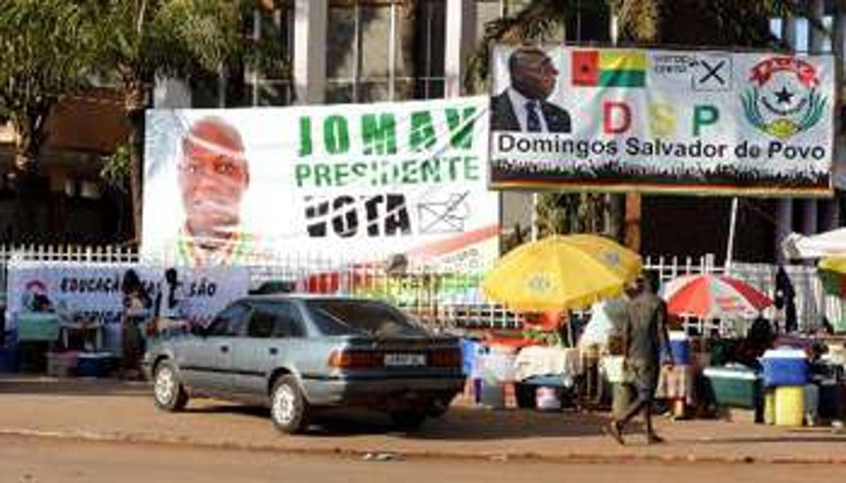 Affiches électorales des candidats à la présidentielle le 10 avril 2014 à Bissau. © AFP