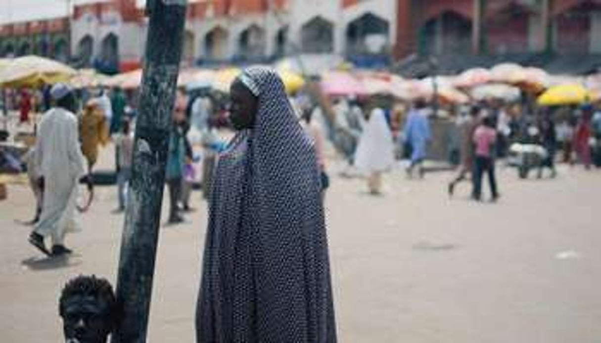 Une jeune fille devant le marché de Maiduguri, dans l’ État de Borno, au Nigeria. © AFP