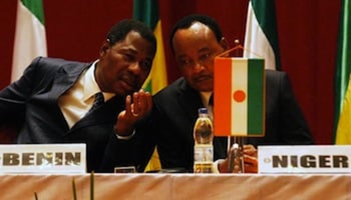 Le président nigérien, Mahamadou Issoufou (d) et son homologue béninois Boni Yayi (g) étaient présents à la cérémonie. © Reuters