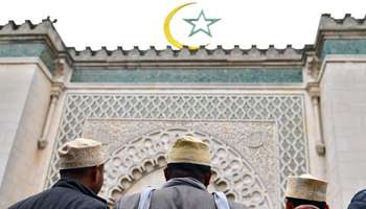 Des fidèles devant la Grande Mosquée de Paris. © AFP