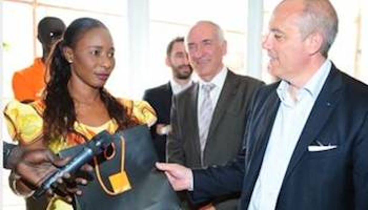 Stéphane Richard (à dr.), président directeur général d’Orange, présent à Dakar pour récompenser la dix-millionième utilisatrice d’Orange Money. © African Press Organization