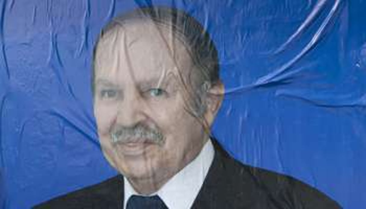 Une affiche officielle d’Abdelaziz Bouteflika, le 25 mars 2014 à Alger. © Louiza AMMI pour Jeune Afrique.