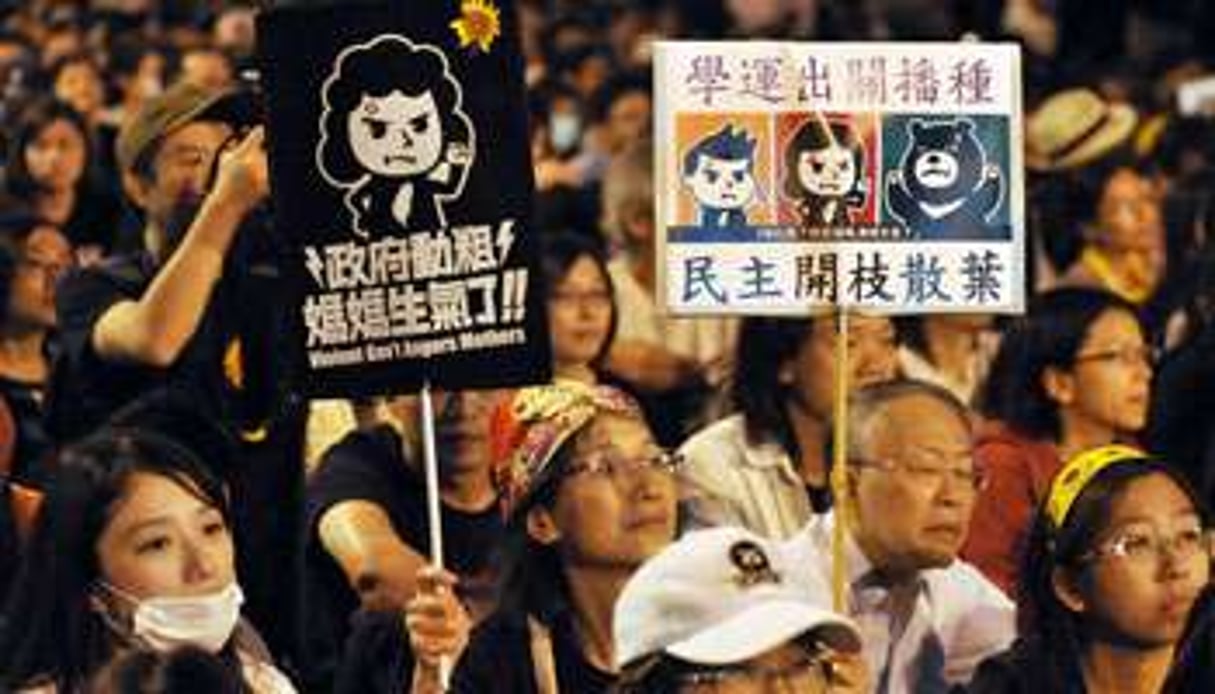 Des étudiants taïwanais manifestent contre un récent accord commercial avec la Chine. © Mandy Cheng / AFP