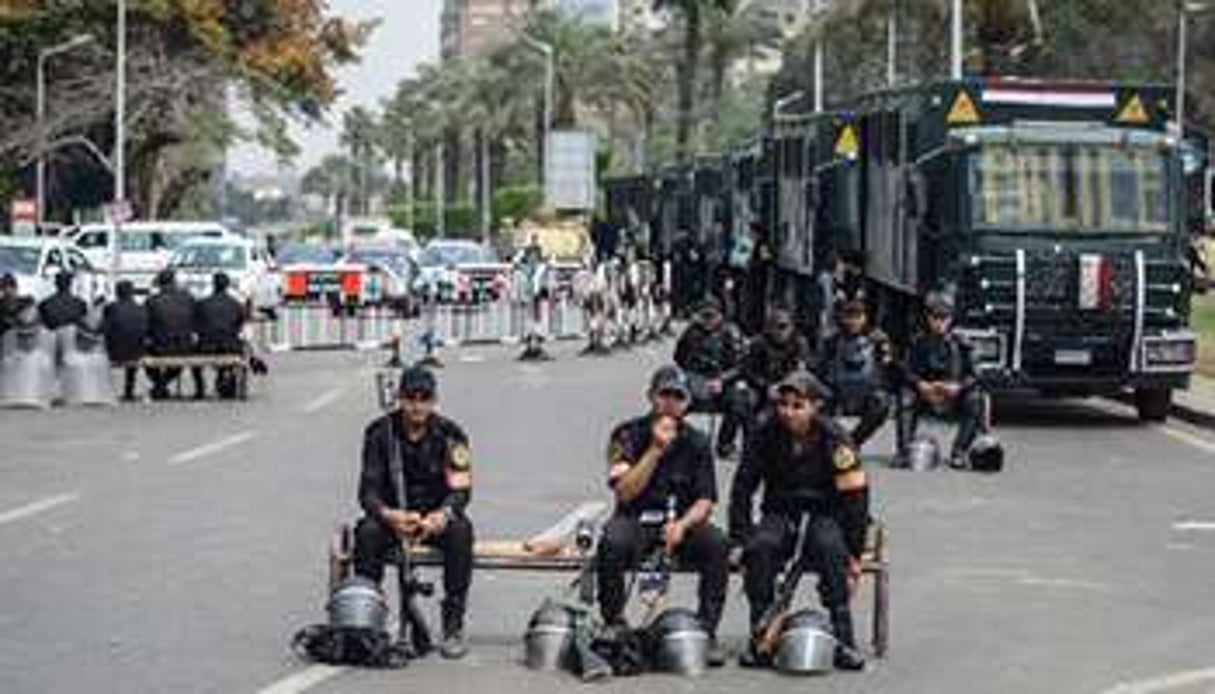 Des officiers de police dans une rue du Caire, le 16 avril 2014. © AFP