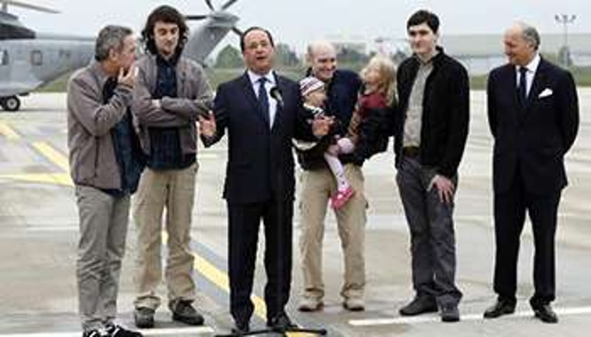 François Hollande entouré des quatre ex-otages et de Laurent Fabius, le 20 avril 2014. © AFP