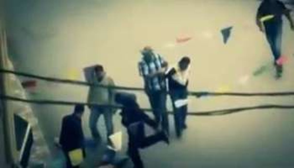 Capture d’écran de la vidéo de violences policières en Kabylie. © Capture d’écran Youtube / J.A.