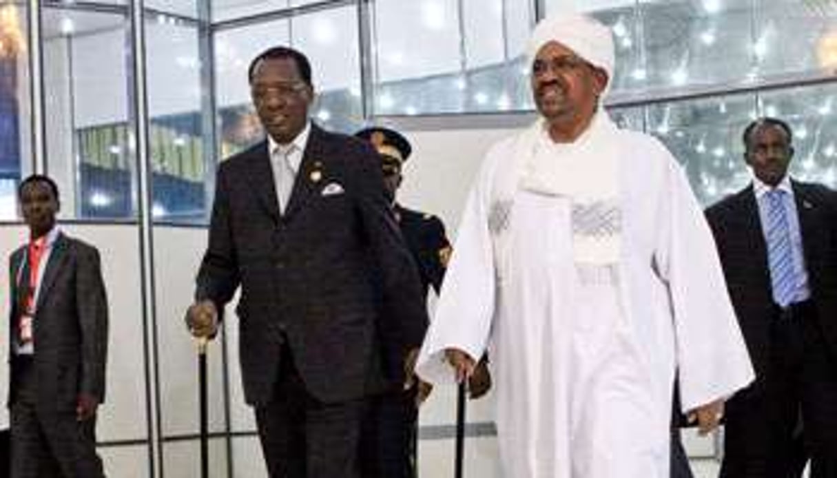 Ex-ennemis, Idriss Déby Itno et son homologue osudanais Omar el-Béchir se rencontrent souvent. © Mohamed Nureldin Abdallah/Reuters