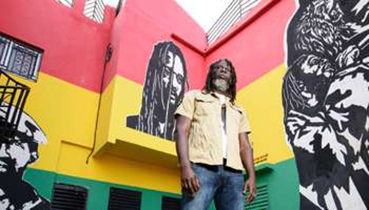 Tiken Jah Fakoly à Radio Libre, son club de reggae à Bamako. © Youri Lenquette/Jeune Afrique