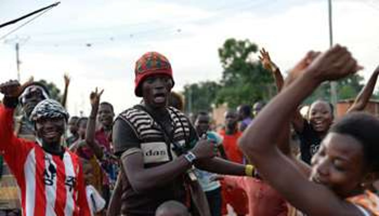 Des habitants de Bangui fêtent le départ de soldats tchadiens de Bangui le 4 avril 2014. © AFP