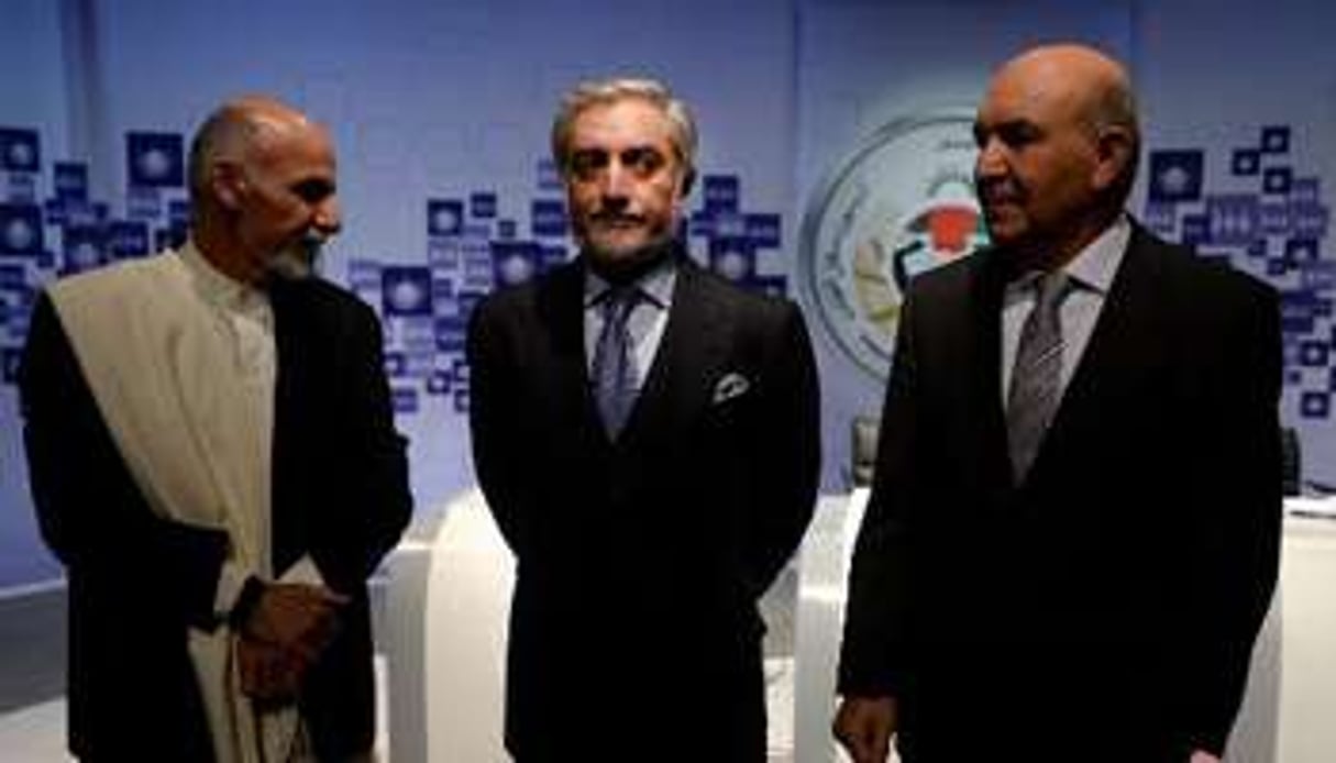 Ashraf Ghani (gauche) et Abdullah Abdullah (centre), le 8 février 2014 à Kaboul. © AFP