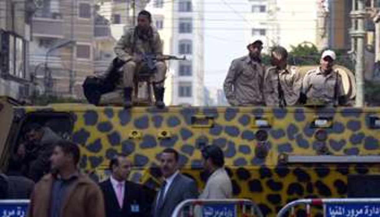Des policiers devant le tribunal de Minya (sud), où sont jugés des pro-Morsi, le 25 mars 2014. © AFP