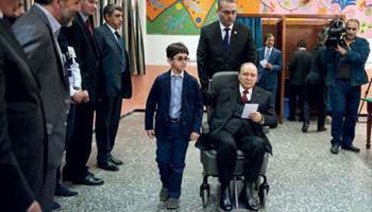 Abdelaziz Bouteflika votant dans une école du quartier d’El-Biar, à Alger, le 17 avril. © Samir Sid