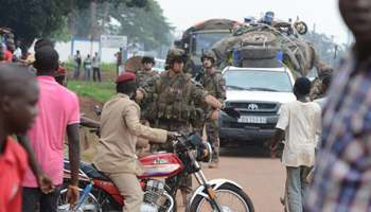 Des soldats français se préparent à escorter un convoi de musulmans à Bangui, le 22 avril 2014. © AFP