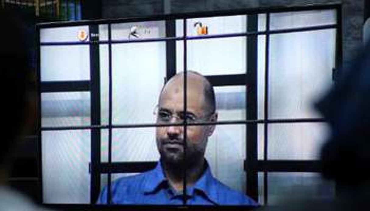 Seif el-Islam comparaît le 27 avril 2014 par vidéoconférence devant la cour pénale de Tripoli. © AFP