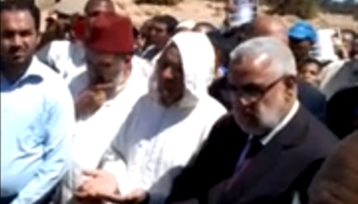 Abdelilah Benkirane (à g.) lors des obsèques d’Abderrahim el-Hasnaoui, le 26 avril. © Capture vidéo/YouTube