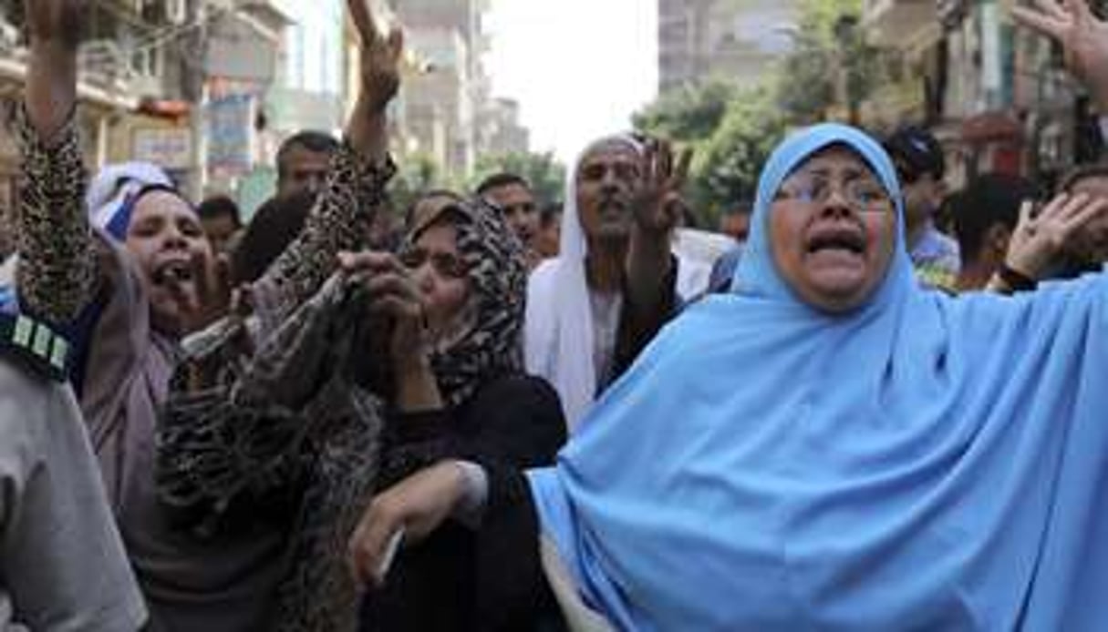 Des familles de condamnés au Caire, le 28 avril. © Reuters