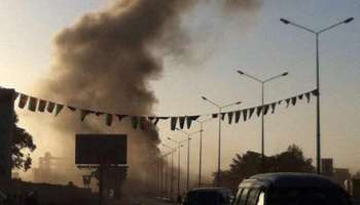 Après l’explosion visant la caserne des forces spéciales libyennes à Benghazi, le 29 avril 2014. © AFP