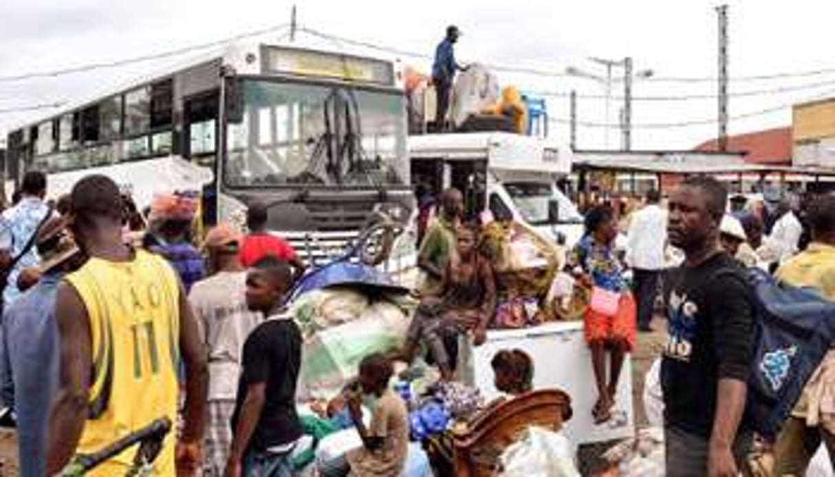 Des habitants de RDC attendent pour monter dans un bus du gouvernement à Kinshasa le 29 avril 2014. © AFP