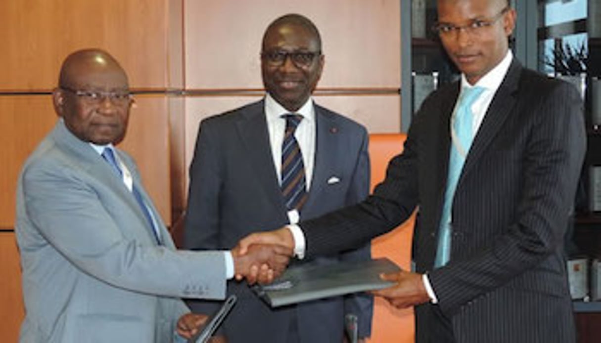 Cérémonie de signature entre Jean-Pierre Lemboumba Lepandou, président de GTH (à gauche), Mamadou Kane, directeur général de Orabank Gabon (à droite) et le président d’Afreximbank Jean-Louis Ekra. © Afreximbank