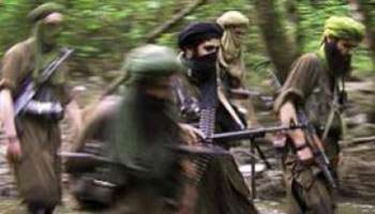 Des jihadistes d’Aqmi suivant leur émir, Abdelmalek Droukdel, en Algérie. © DR
