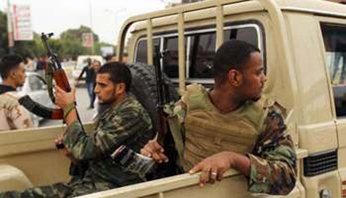 Des soldats libyens en route le 25 novembre 2013 pour l’hôpital Al-Jalal à Benghazi. © AFP