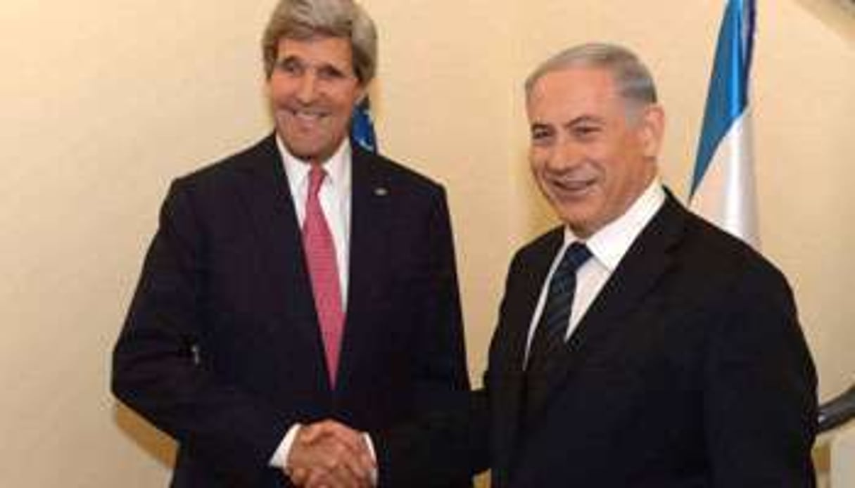 John Kerry, ici avec Benyamin Netanyahou en janvier, semble sur le point de baisser les bras. © POOL / ANADOLU AGENCY / AFP