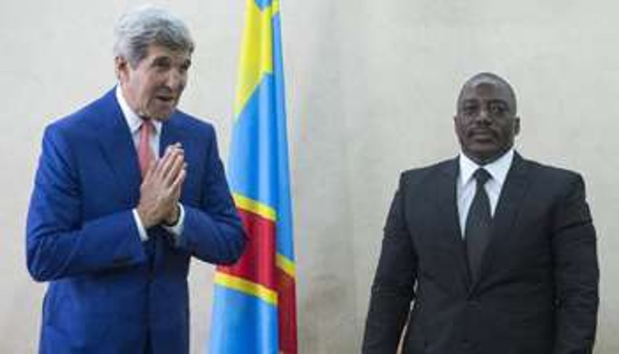 Le secrétaire d’État américain John Kerry et Joseph Kabila. © AFP