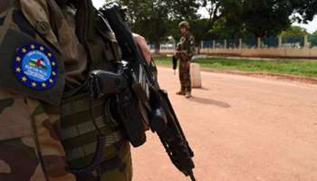 Des soldats français de la force EUFOR-RCA à l’aéroport de Bangui, le 1er mai 2014. © AFP