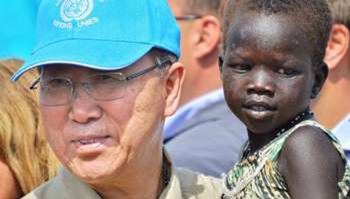 Ban Ki-moon, avec un enfant dans le bras, le 6 mai 2014 à Juba. © AFP