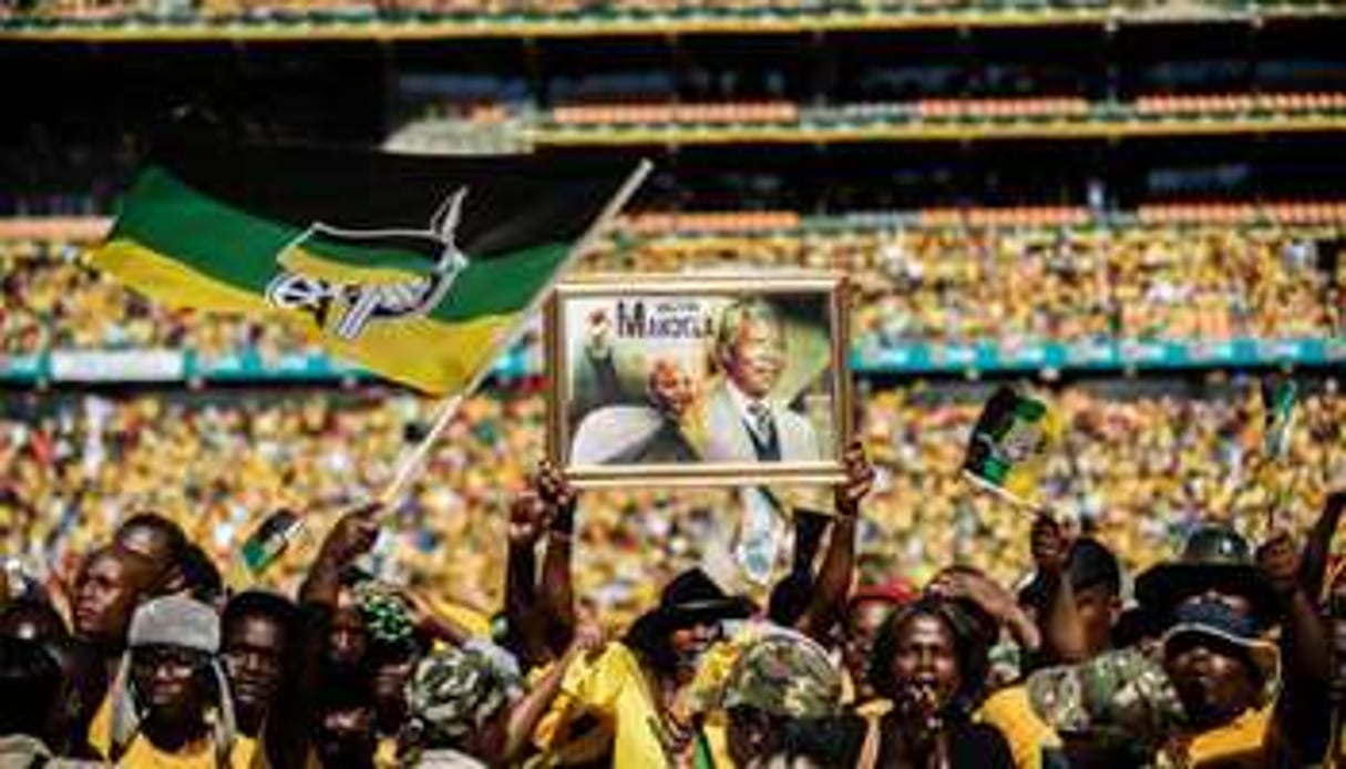 Des partisans de l’ANC sont réunis pour le dernier meeting, le 4 mai à Johannesburg. © AFP