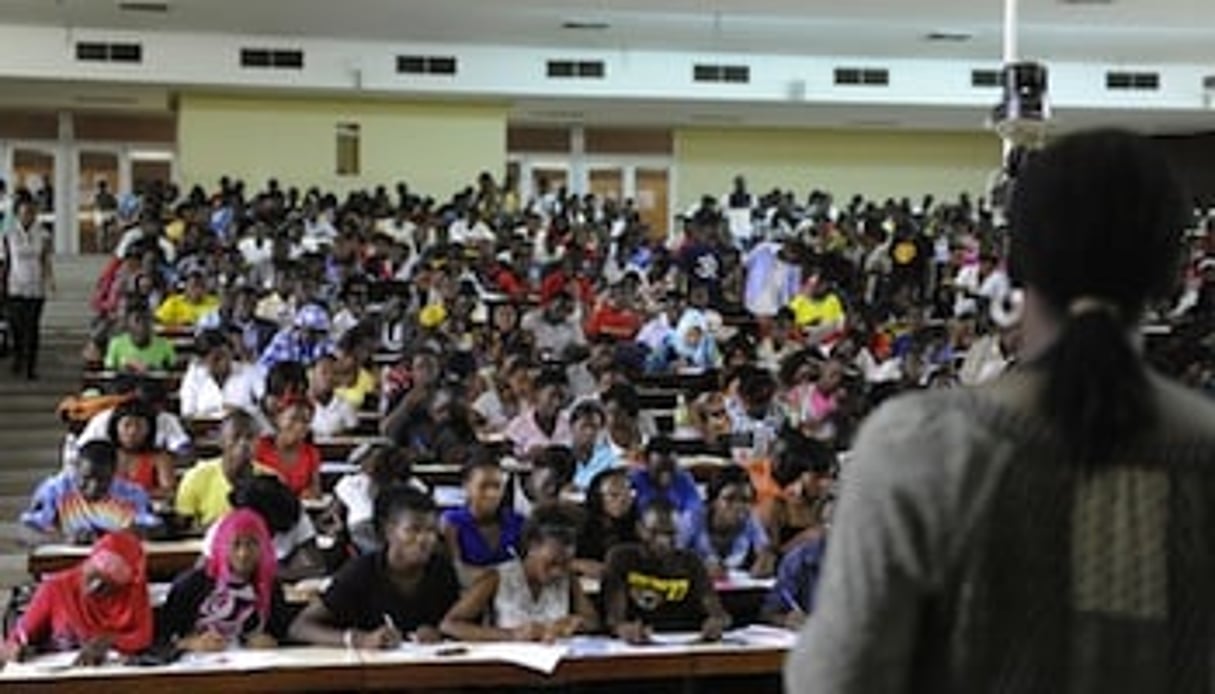 Des étudiants de l’université Nangui Abrogoua d’Abidjan prennent des cours dans un amphi le 30 mai 2013. © Olivier pour J.A.