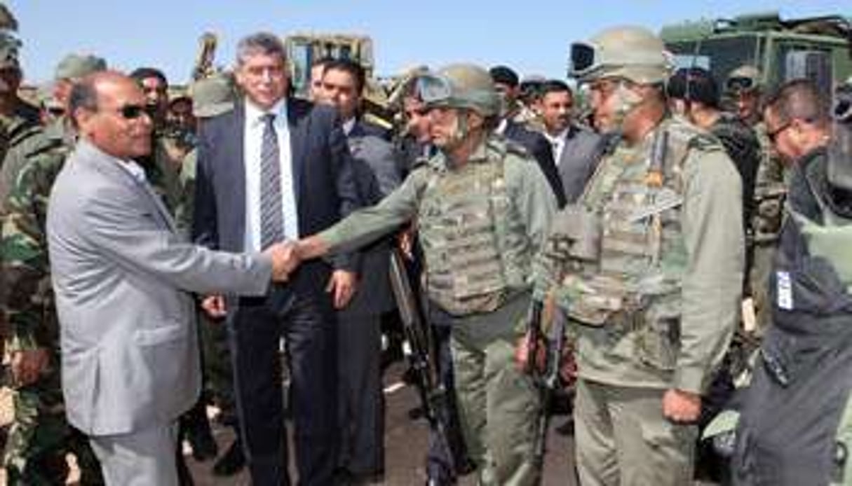 En visite au mont Chaambi, le président tunisien Moncef Marzouki salue des soldats, le 6 mai 2014. © AFP