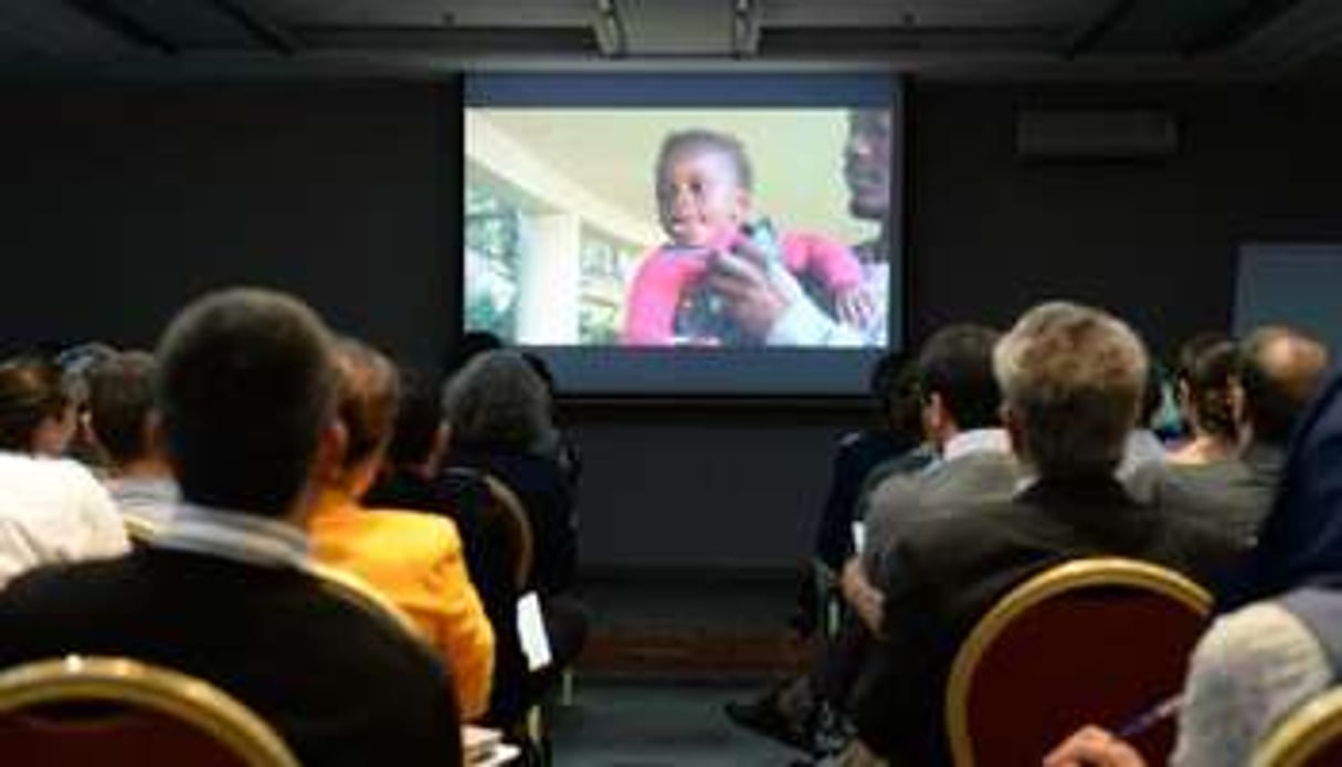 Le public visionne un documentaire sur la scolarisation d’enfants subsahariens, le 6 mai à Rabat. © AFP