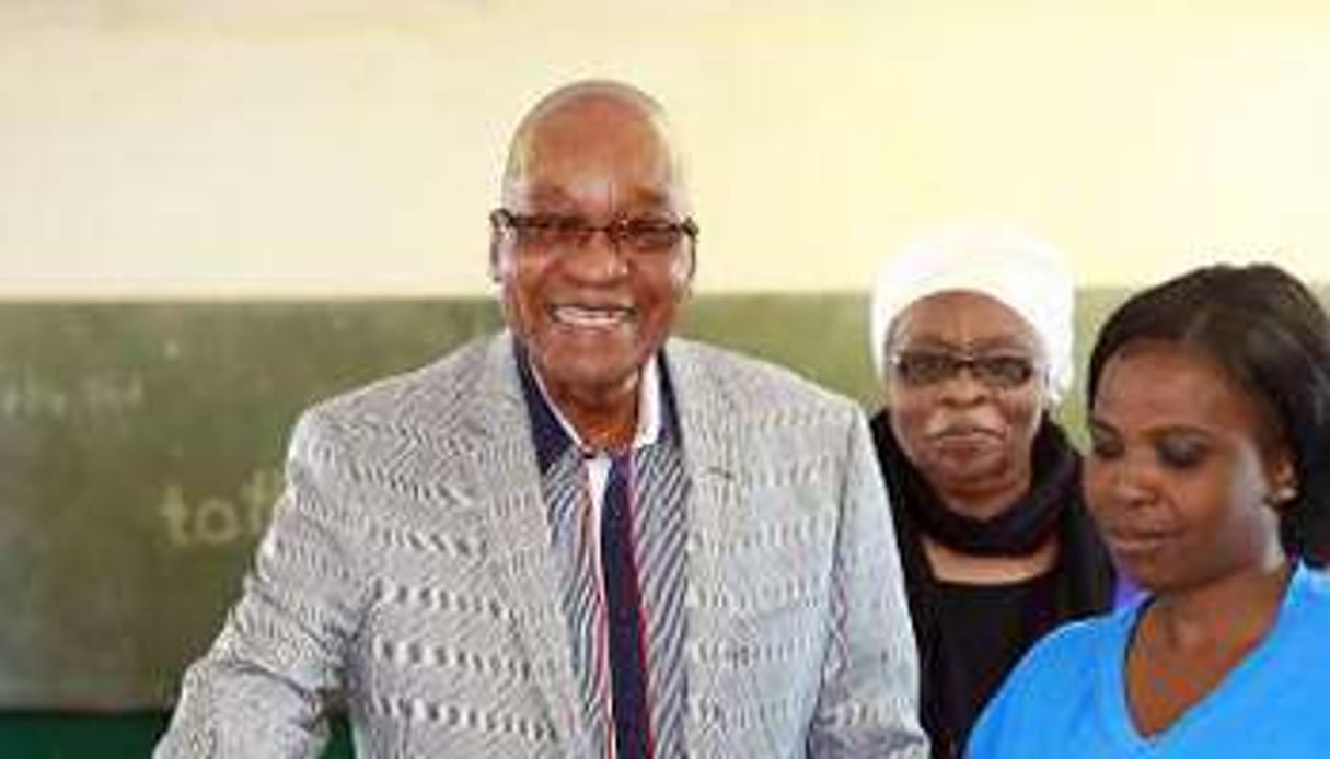 Jacob Zuma vote lors des élections législatives, le 7 mai dans le village de Nkandla. © AFP