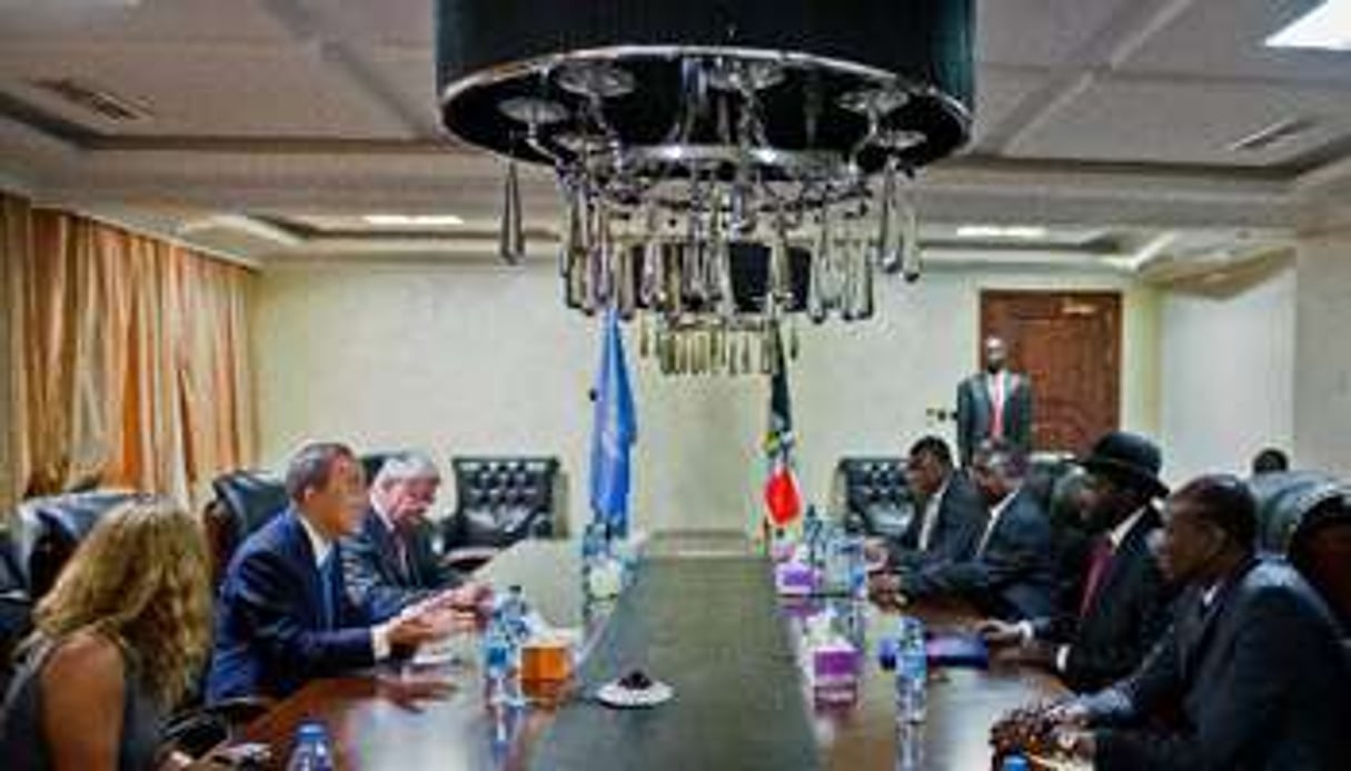 Ban Ki-moon (g) avec Salva Kiir (d) à Juba le 6 mai 2014. © AFP