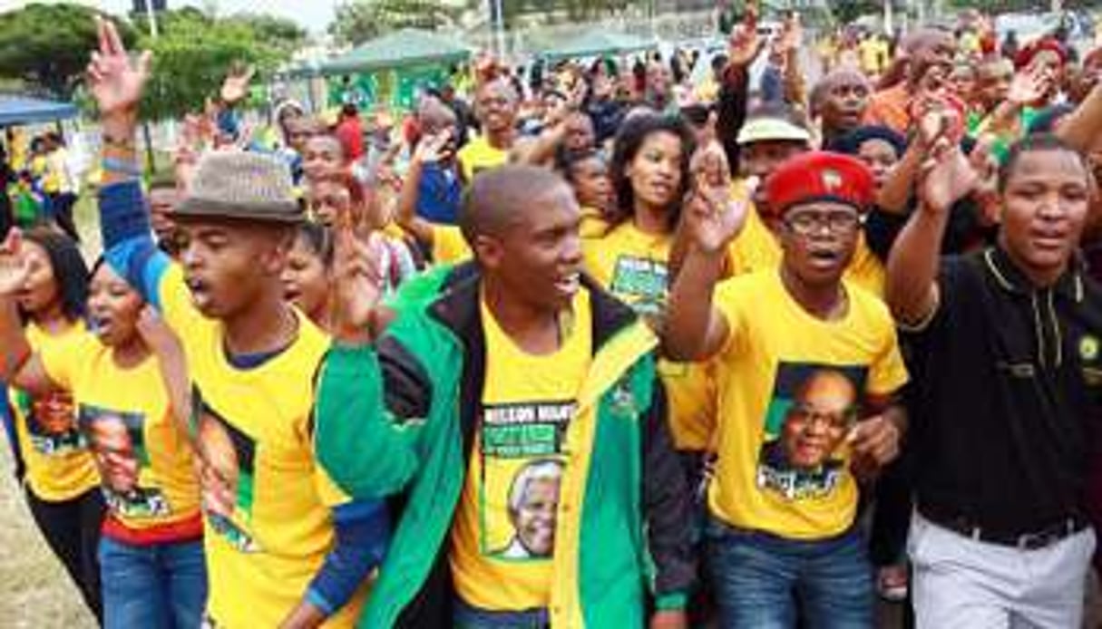 Des militants de l’ANC célèbrent la victoire du parti au pouvoir aux législatives du 7 mai. © AFP