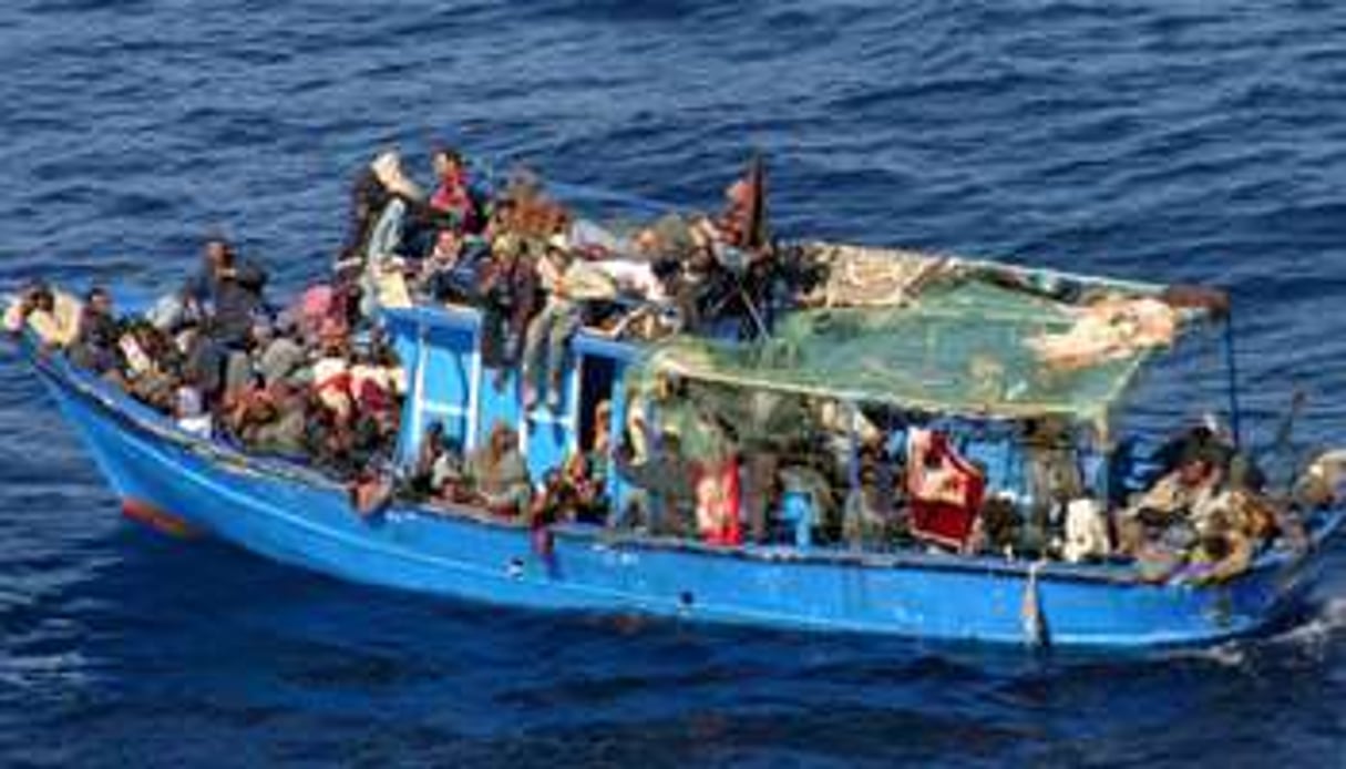 Une embarcation clandestine en mer Méditerranée. © AFP