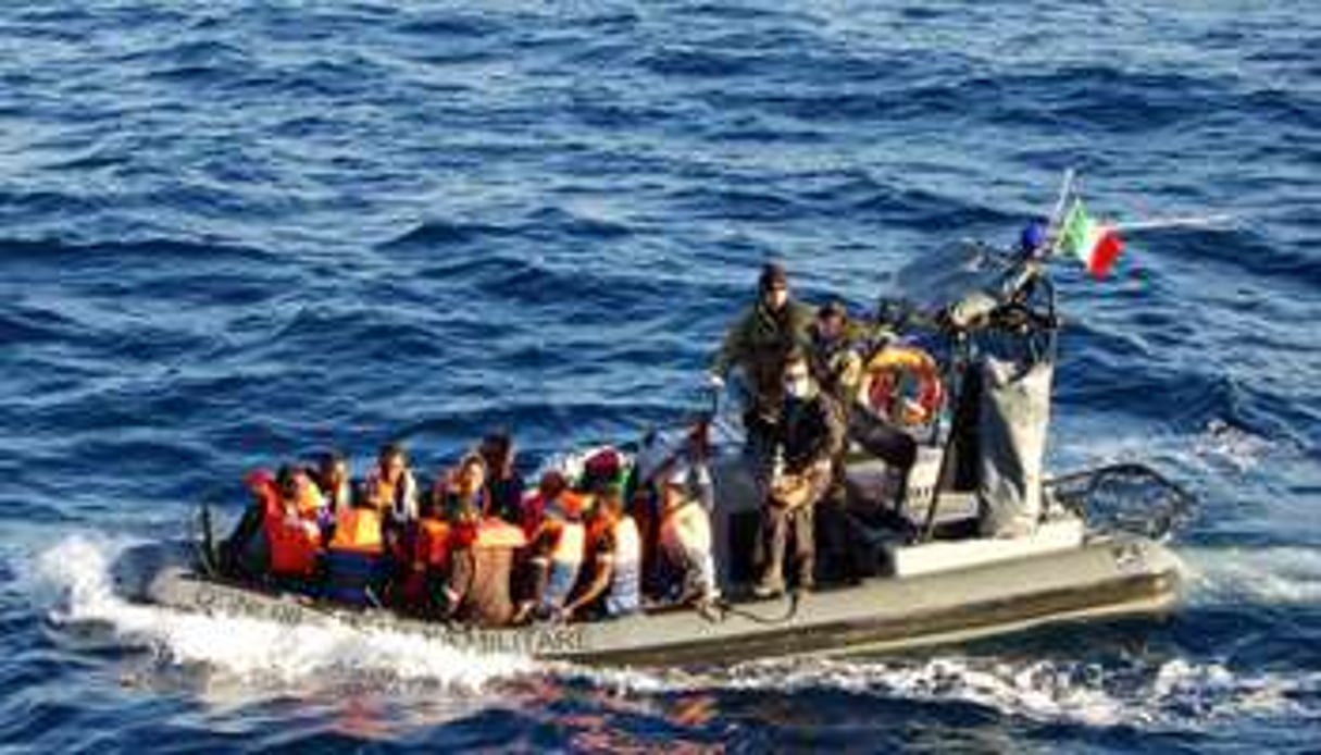 Des migrants récupérés par la marine italienne en janvier 2014. © AFP