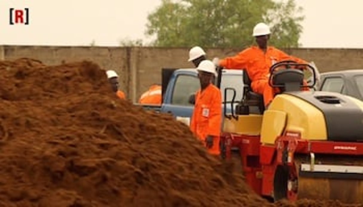 Les employés de CGE-BTP sur le chantier de l’autoroute Abidjan-Lagos. © Reussite