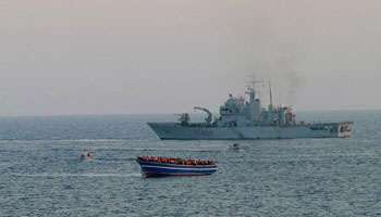 Un navire de la marine italienne approche une embarcation clandestine, le 2 avril. © AFP