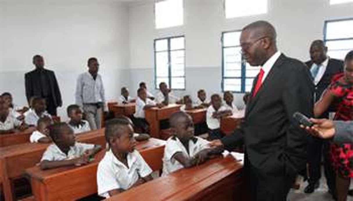 Inauguration d’une nouvelle école par Matata Ponyo, en avril 2014 à Kinshasa. © DR